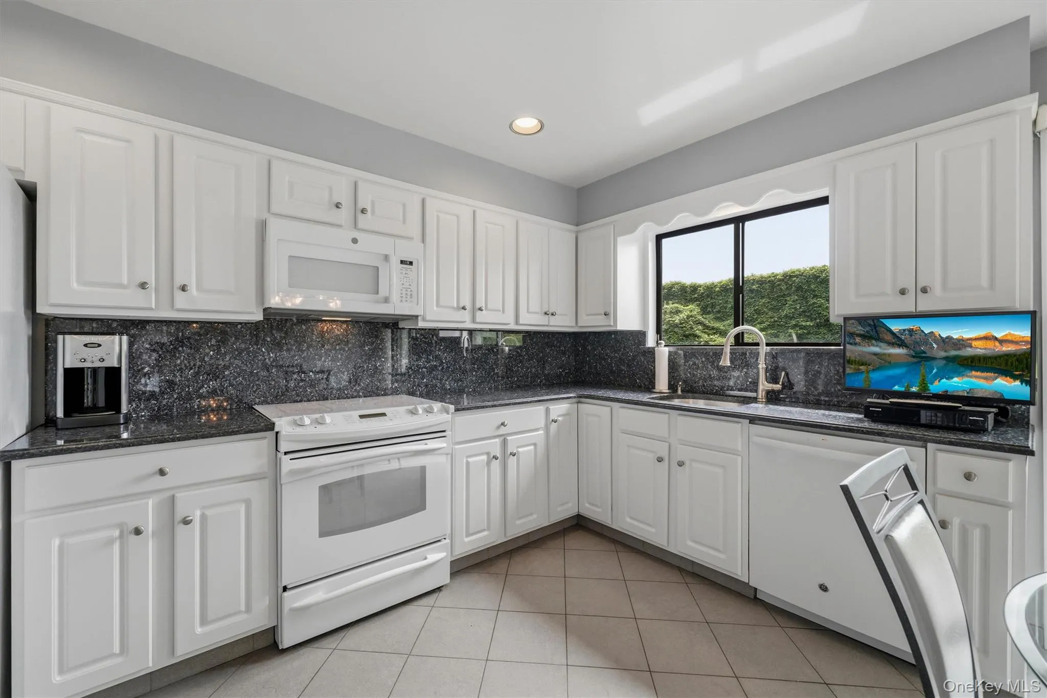 Plenty of cabinets and counter space. Plenty of cabinets and counter space.