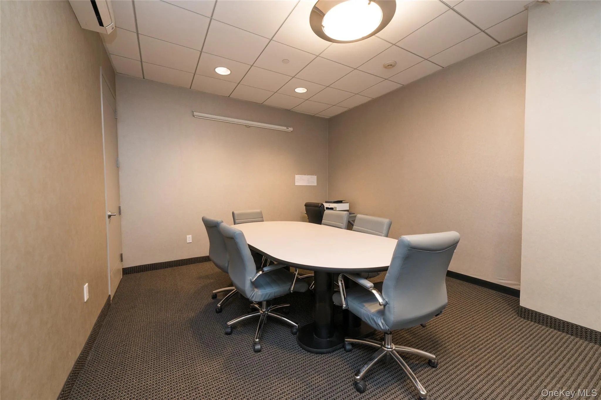 Convenient on-site business center perfect for meetings & remote work Convenient on-site business center perfect for meetings & remote work