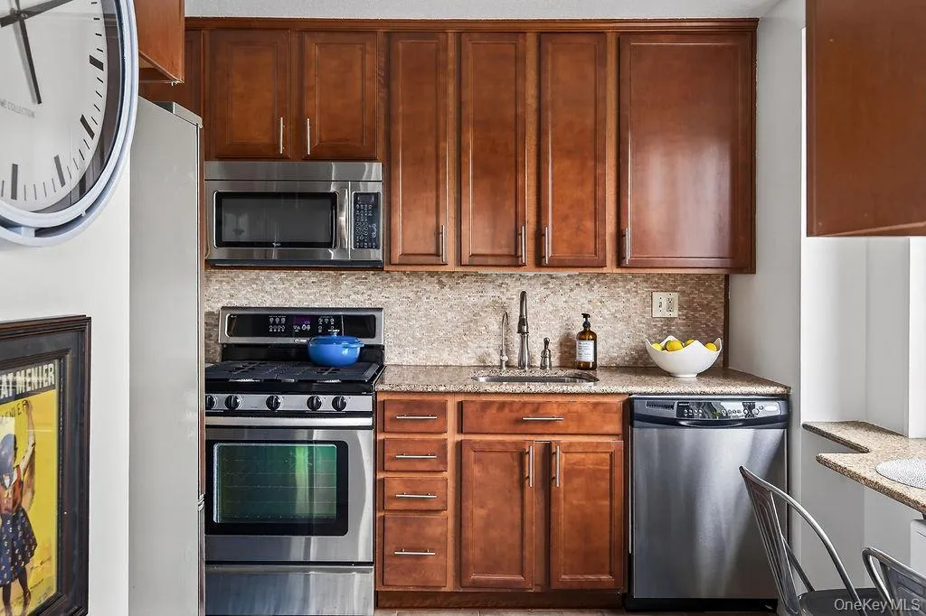 Stainless Steel Appliances/ Granit Countertops Stainless Steel Appliances/ Granit Countertops