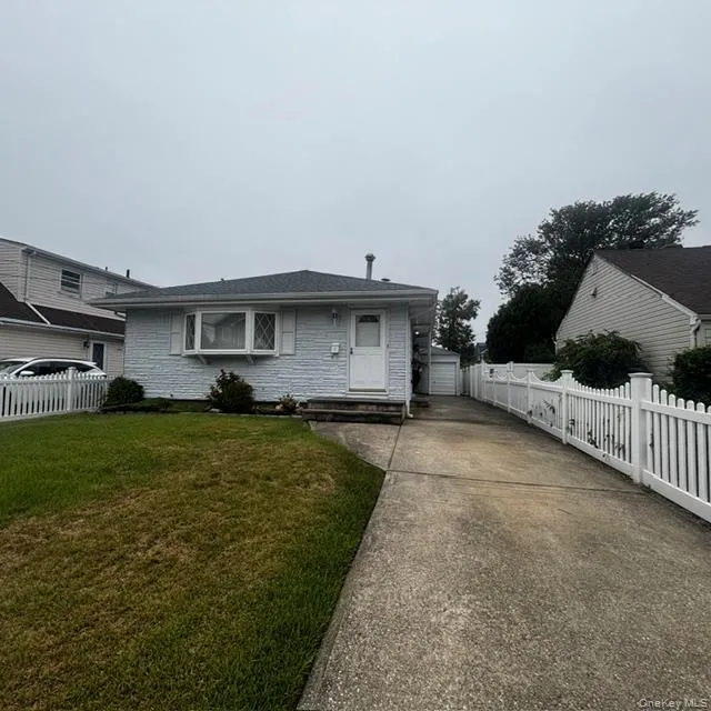 66 Neptune Avenue, Babylon, NY, 3 Bedrooms Bedrooms, 6 Rooms Rooms,1 BathroomBathrooms,Residential,For Rent,Neptune,0,1040005 66 Neptune Avenue, Babylon, NY, 3 Bedrooms Bedrooms, 6 Rooms Rooms,1 BathroomBathrooms,Residential,For Rent,Neptune,0,1040005