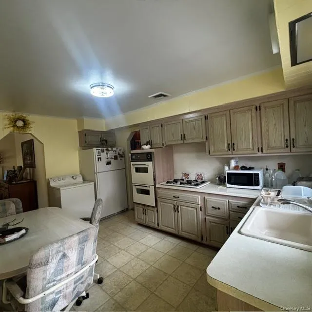 66 Neptune Avenue, Babylon, NY, 3 Bedrooms Bedrooms, 6 Rooms Rooms,1 BathroomBathrooms,Residential,For Rent,Neptune,0,1040005 66 Neptune Avenue, Babylon, NY, 3 Bedrooms Bedrooms, 6 Rooms Rooms,1 BathroomBathrooms,Residential,For Rent,Neptune,0,1040005