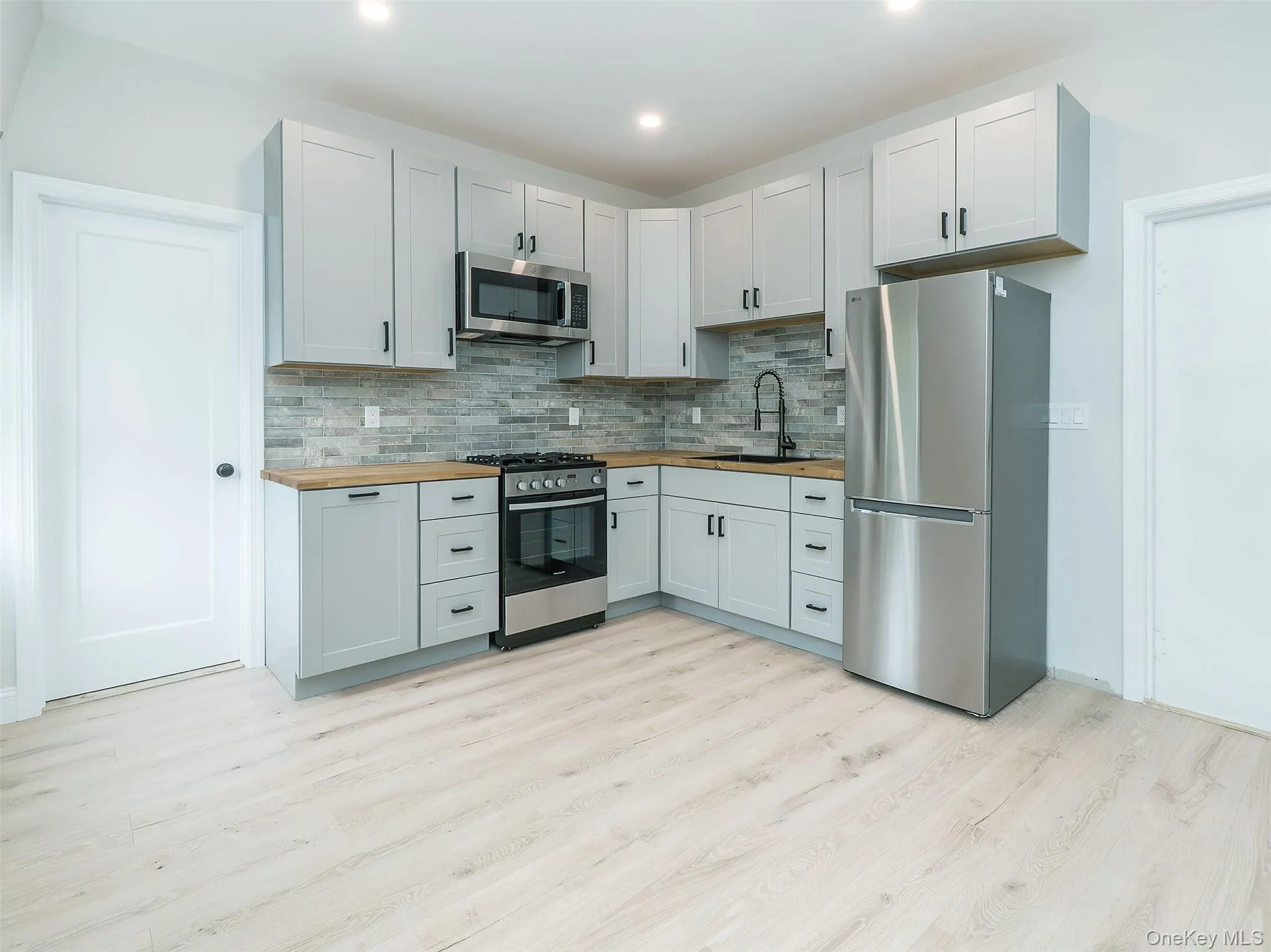 76 Summit Avenue, Oyster Bay, NY, 1 Bedroom Bedrooms, 2 Rooms Rooms,1 BathroomBathrooms,Residential Lease,For Rent,Summit,0,1040030 76 Summit Avenue, Oyster Bay, NY, 1 Bedroom Bedrooms, 2 Rooms Rooms,1 BathroomBathrooms,Residential Lease,For Rent,Summit,0,1040030