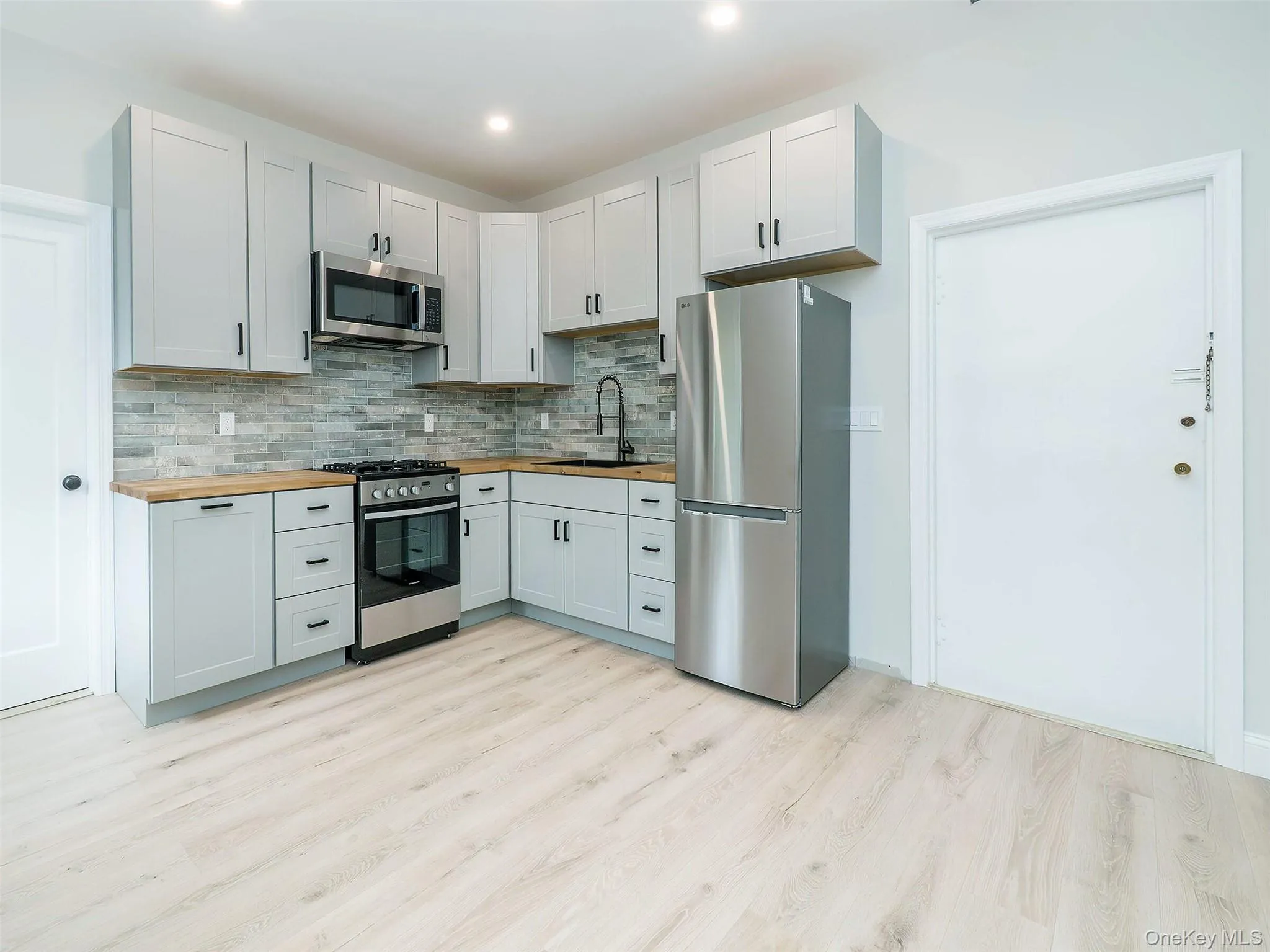 76 Summit Avenue, Oyster Bay, NY, 1 Bedroom Bedrooms, 2 Rooms Rooms,1 BathroomBathrooms,Residential Lease,For Rent,Summit,0,1040030 76 Summit Avenue, Oyster Bay, NY, 1 Bedroom Bedrooms, 2 Rooms Rooms,1 BathroomBathrooms,Residential Lease,For Rent,Summit,0,1040030