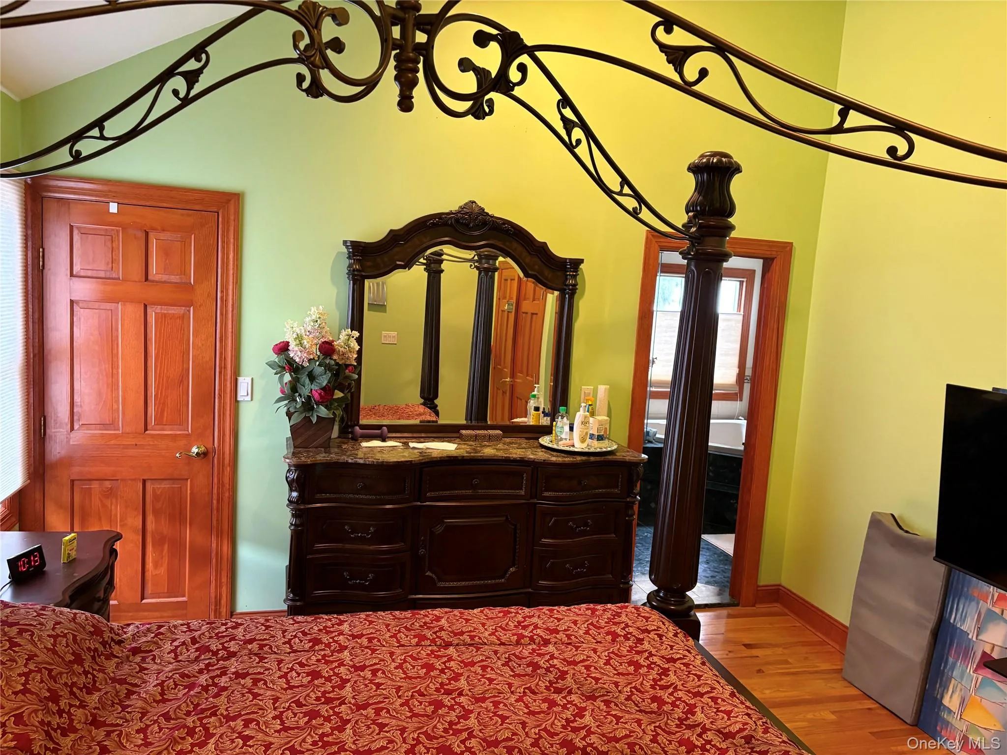 Master Bedroom on 2nd floor with Jacuzzi bath Master Bedroom on 2nd floor with Jacuzzi bath