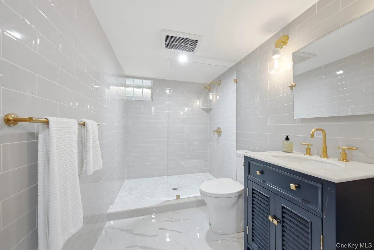 Full Bath Full Bath