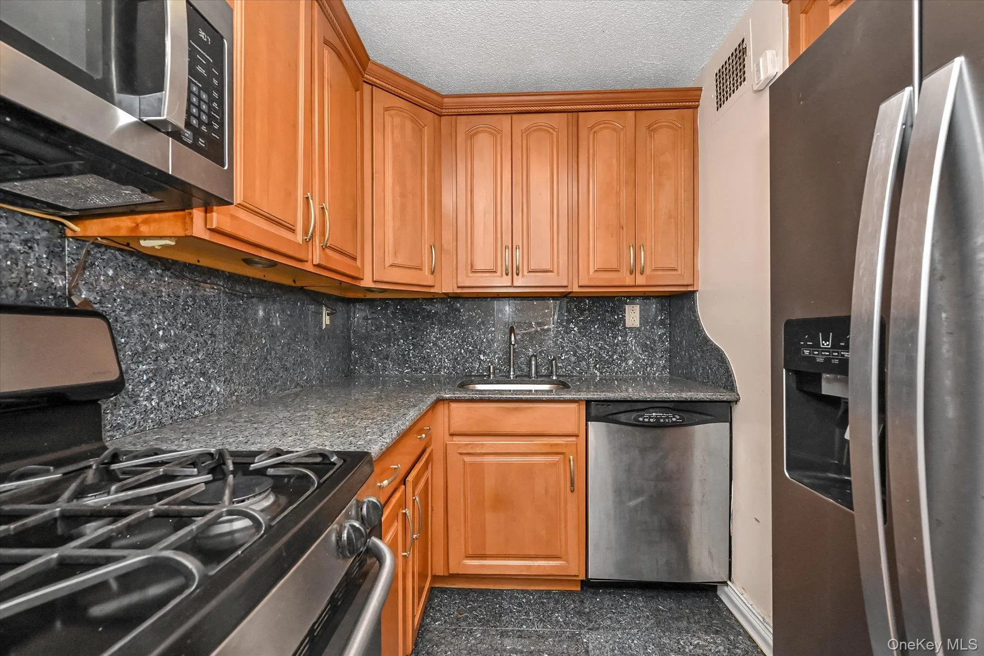 150-38 Union Turnpike, New York, NY, 2 Bedrooms Bedrooms, 6 Rooms Rooms,2 BathroomsBathrooms,Residential,For Rent,Union,0,1040050 150-38 Union Turnpike, New York, NY, 2 Bedrooms Bedrooms, 6 Rooms Rooms,2 BathroomsBathrooms,Residential,For Rent,Union,0,1040050