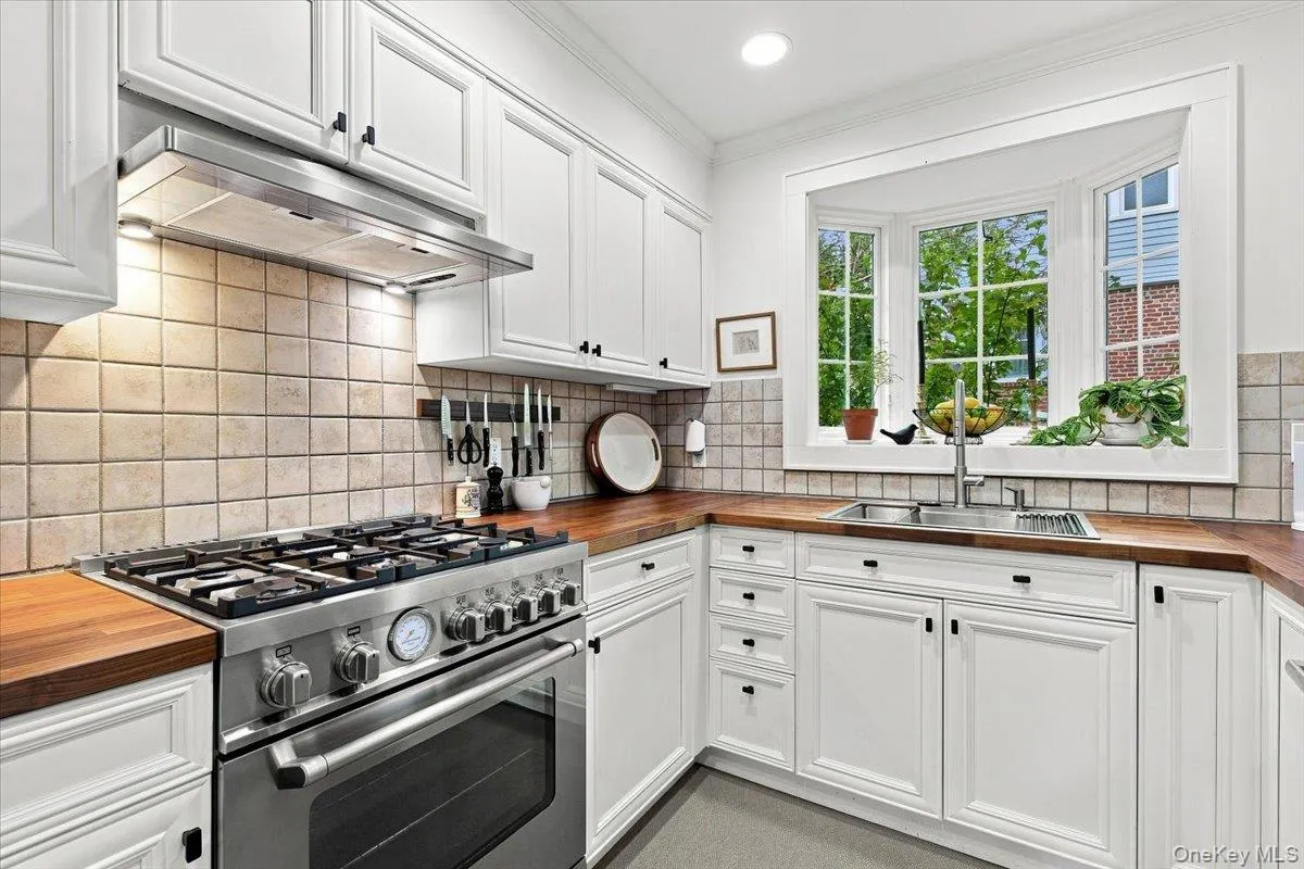 15 Parkview Court, White Plains, NY, 4 Bedrooms Bedrooms, 8 Rooms Rooms,2 BathroomsBathrooms,Residential,For Rent,Parkview,0,1040070 15 Parkview Court, White Plains, NY, 4 Bedrooms Bedrooms, 8 Rooms Rooms,2 BathroomsBathrooms,Residential,For Rent,Parkview,0,1040070