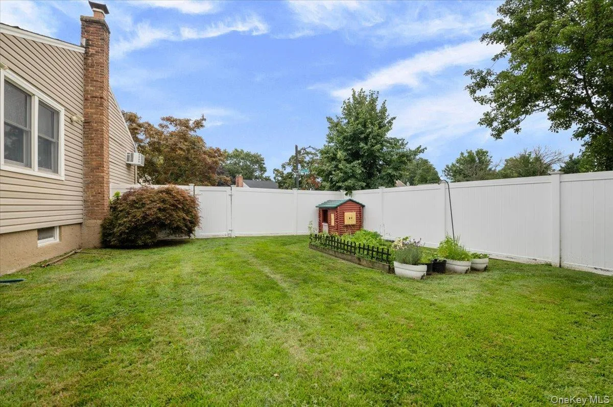 15 Eleanor Road, Oyster Bay, NY, 3 Bedrooms Bedrooms, 7 Rooms Rooms,1 BathroomBathrooms,Residential,For Rent,Eleanor,0,1040110 15 Eleanor Road, Oyster Bay, NY, 3 Bedrooms Bedrooms, 7 Rooms Rooms,1 BathroomBathrooms,Residential,For Rent,Eleanor,0,1040110