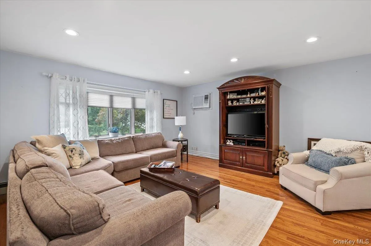 15 Eleanor Road, Oyster Bay, NY, 3 Bedrooms Bedrooms, 7 Rooms Rooms,1 BathroomBathrooms,Residential,For Rent,Eleanor,0,1040110 15 Eleanor Road, Oyster Bay, NY, 3 Bedrooms Bedrooms, 7 Rooms Rooms,1 BathroomBathrooms,Residential,For Rent,Eleanor,0,1040110