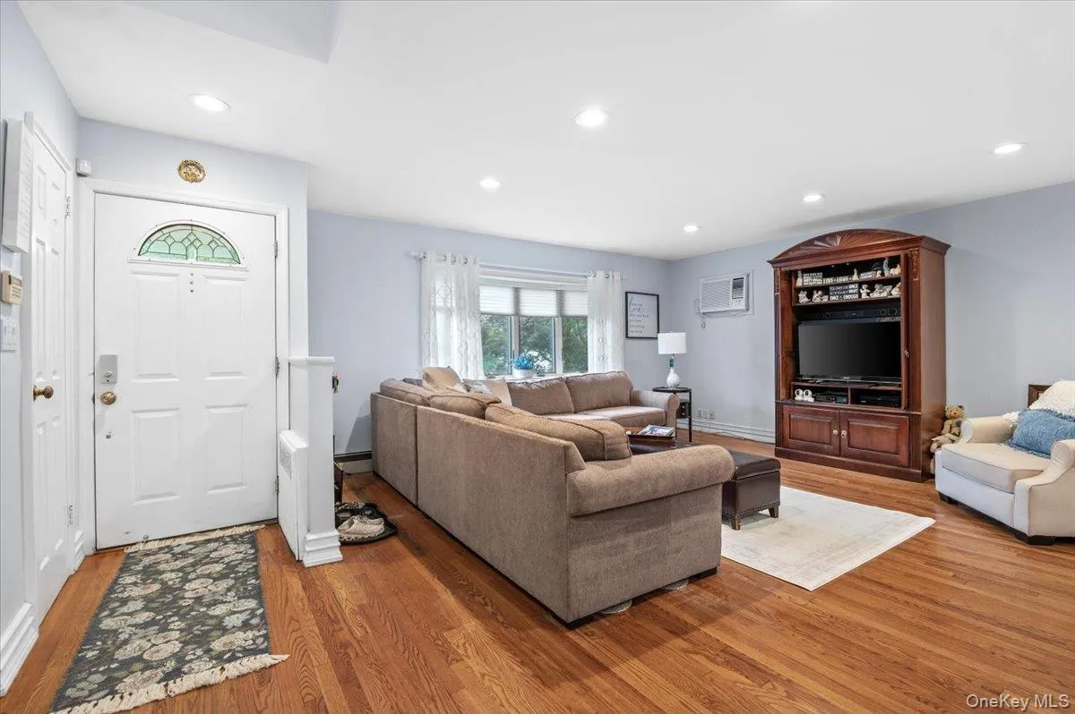 15 Eleanor Road, Oyster Bay, NY, 3 Bedrooms Bedrooms, 7 Rooms Rooms,1 BathroomBathrooms,Residential,For Rent,Eleanor,0,1040110 15 Eleanor Road, Oyster Bay, NY, 3 Bedrooms Bedrooms, 7 Rooms Rooms,1 BathroomBathrooms,Residential,For Rent,Eleanor,0,1040110