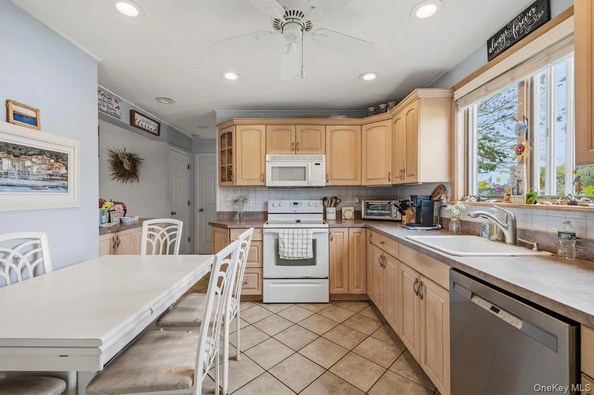 27 Wheelbarrow Lane, Hempstead, NY, 4 Bedrooms Bedrooms, 6 Rooms Rooms,2 BathroomsBathrooms,Residential,For Rent,Wheelbarrow,0,1040123 27 Wheelbarrow Lane, Hempstead, NY, 4 Bedrooms Bedrooms, 6 Rooms Rooms,2 BathroomsBathrooms,Residential,For Rent,Wheelbarrow,0,1040123