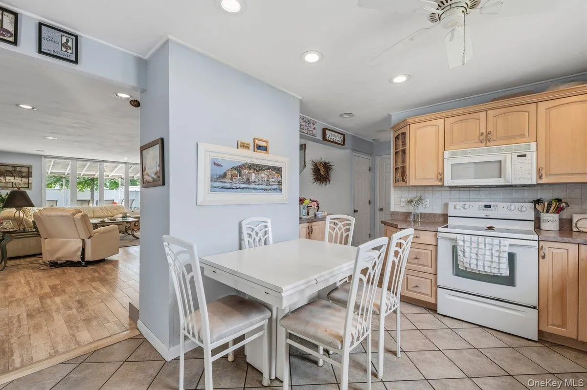 27 Wheelbarrow Lane, Hempstead, NY, 4 Bedrooms Bedrooms, 6 Rooms Rooms,2 BathroomsBathrooms,Residential,For Rent,Wheelbarrow,0,1040123 27 Wheelbarrow Lane, Hempstead, NY, 4 Bedrooms Bedrooms, 6 Rooms Rooms,2 BathroomsBathrooms,Residential,For Rent,Wheelbarrow,0,1040123