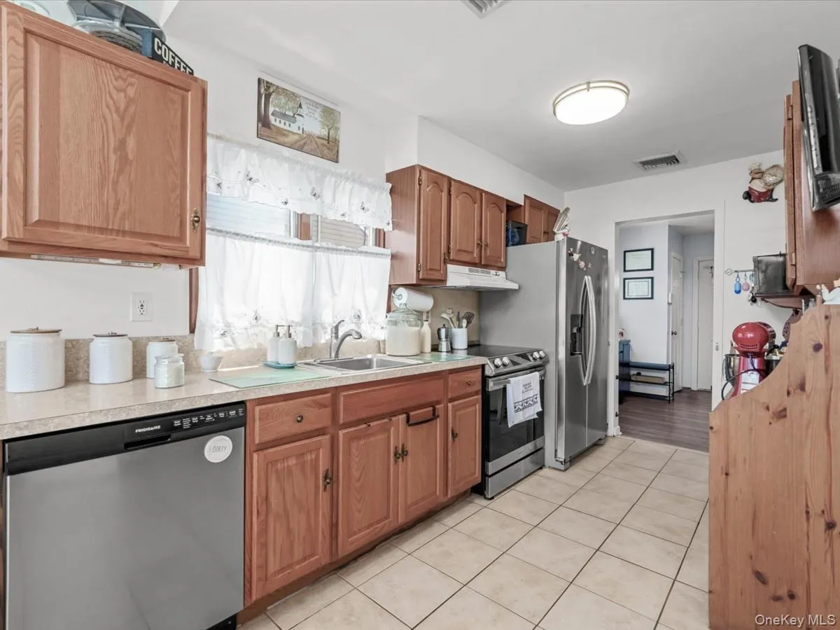 208 3rd Street, Oyster Bay, NY, 3 Bedrooms Bedrooms, 6 Rooms Rooms,1 BathroomBathrooms,Residential,For Rent,3rd,0,1040131 208 3rd Street, Oyster Bay, NY, 3 Bedrooms Bedrooms, 6 Rooms Rooms,1 BathroomBathrooms,Residential,For Rent,3rd,0,1040131