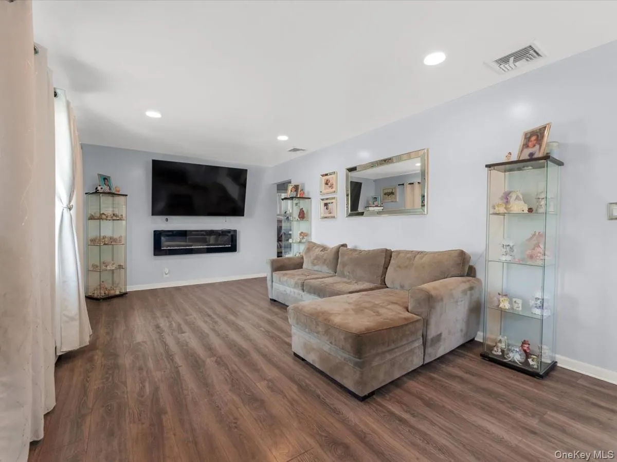 208 3rd Street, Oyster Bay, NY, 3 Bedrooms Bedrooms, 6 Rooms Rooms,1 BathroomBathrooms,Residential,For Rent,3rd,0,1040131 208 3rd Street, Oyster Bay, NY, 3 Bedrooms Bedrooms, 6 Rooms Rooms,1 BathroomBathrooms,Residential,For Rent,3rd,0,1040131