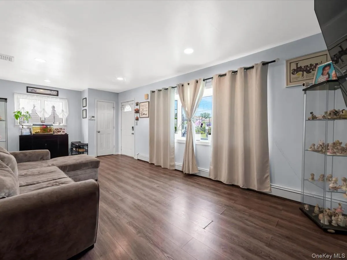 208 3rd Street, Oyster Bay, NY, 3 Bedrooms Bedrooms, 6 Rooms Rooms,1 BathroomBathrooms,Residential,For Rent,3rd,0,1040131 208 3rd Street, Oyster Bay, NY, 3 Bedrooms Bedrooms, 6 Rooms Rooms,1 BathroomBathrooms,Residential,For Rent,3rd,0,1040131