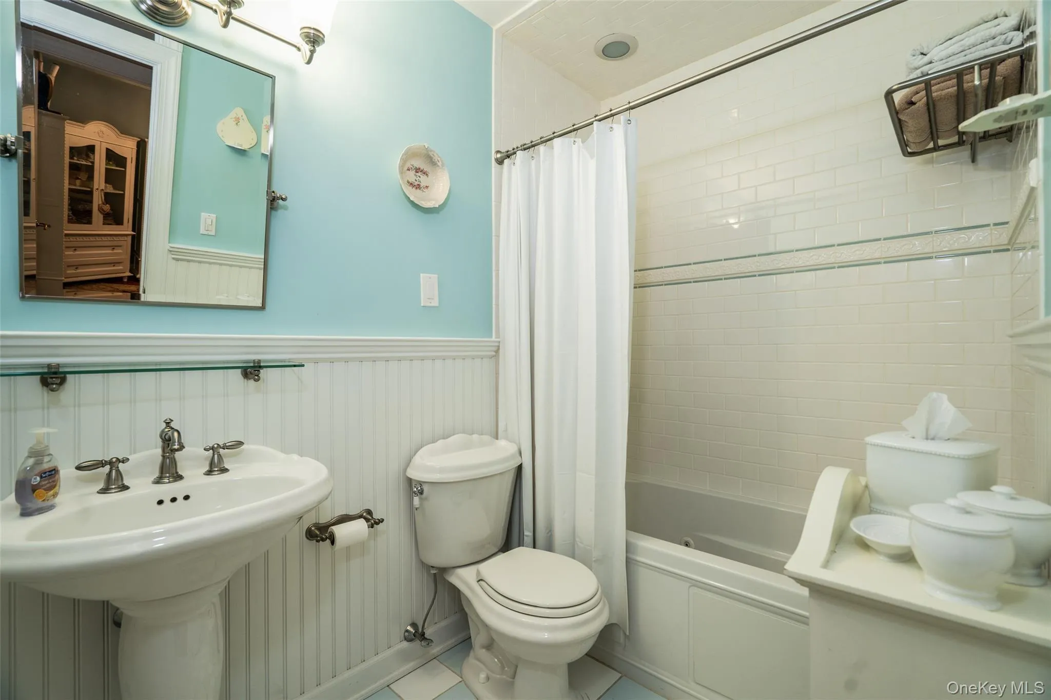 Lower level full bathroom. Lower level full bathroom.