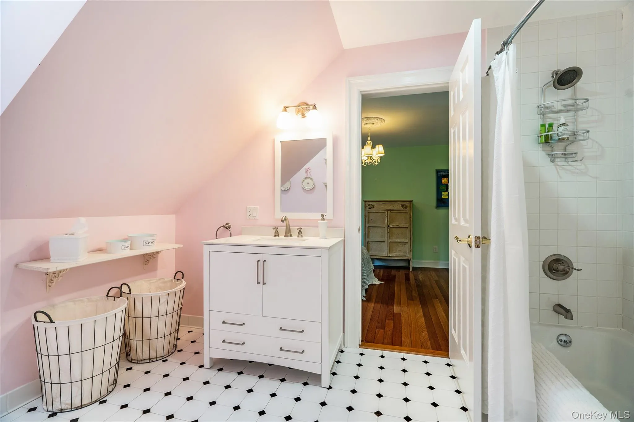 Bedrooms #4 and #5 share this bathroom. Bedrooms #4 and #5 share this bathroom.