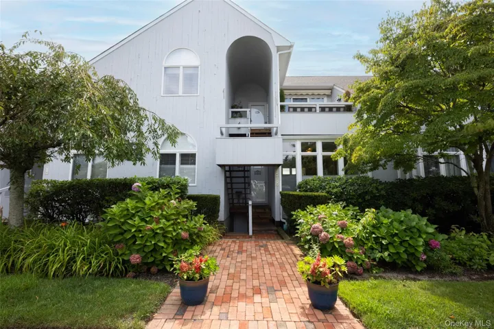 400 Noyack Road Unit E2, Southampton, New York 11968