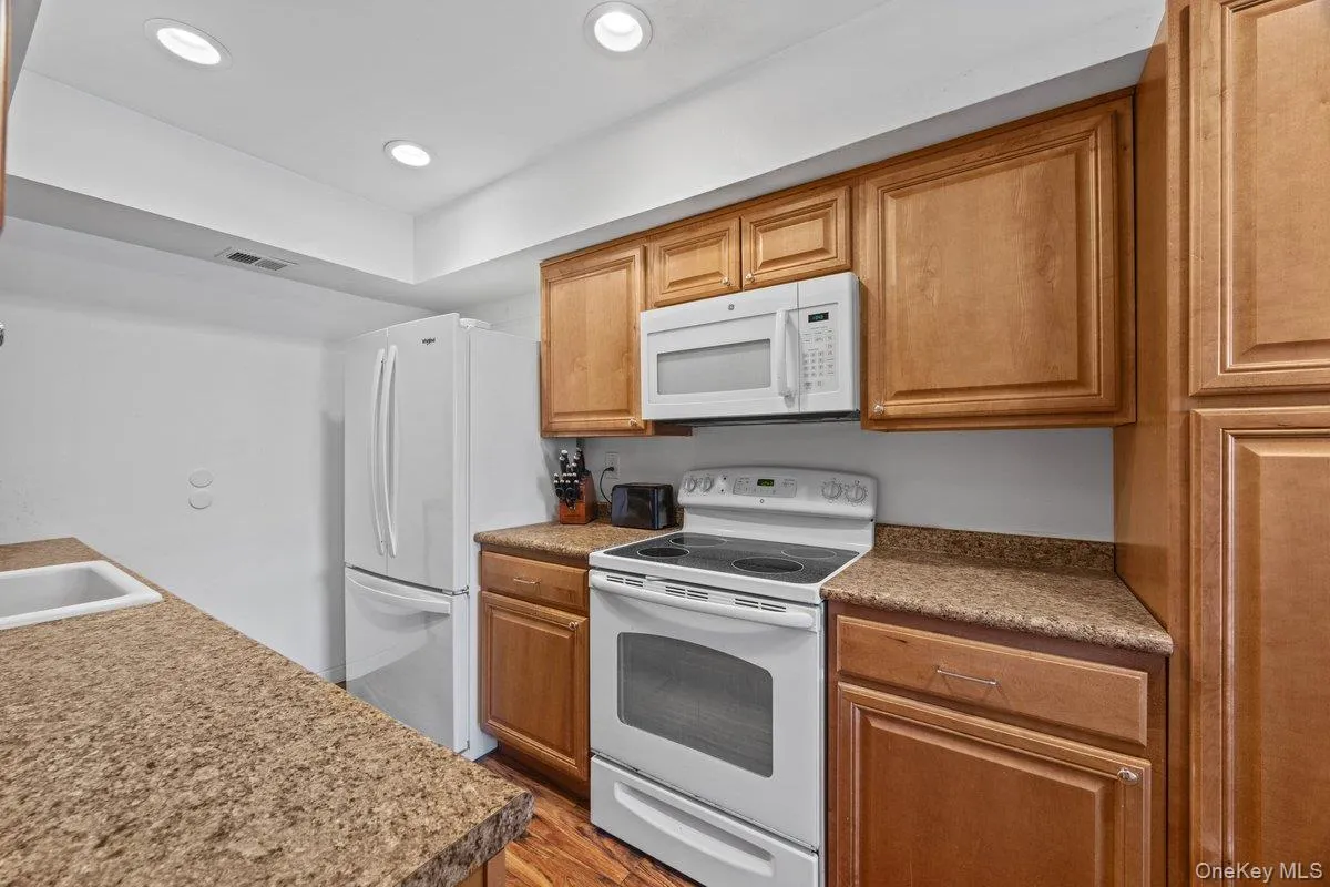 21 Alhambra Drive, Hempstead, NY, 2 Bedrooms Bedrooms, 5 Rooms Rooms,1 BathroomBathrooms,Residential,For Rent,Alhambra,0,1040224 21 Alhambra Drive, Hempstead, NY, 2 Bedrooms Bedrooms, 5 Rooms Rooms,1 BathroomBathrooms,Residential,For Rent,Alhambra,0,1040224