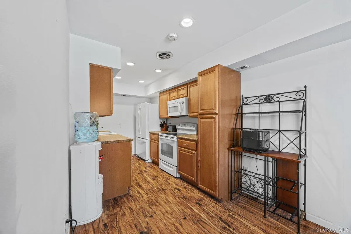 21 Alhambra Drive, Hempstead, NY, 2 Bedrooms Bedrooms, 5 Rooms Rooms,1 BathroomBathrooms,Residential,For Rent,Alhambra,0,1040224 21 Alhambra Drive, Hempstead, NY, 2 Bedrooms Bedrooms, 5 Rooms Rooms,1 BathroomBathrooms,Residential,For Rent,Alhambra,0,1040224