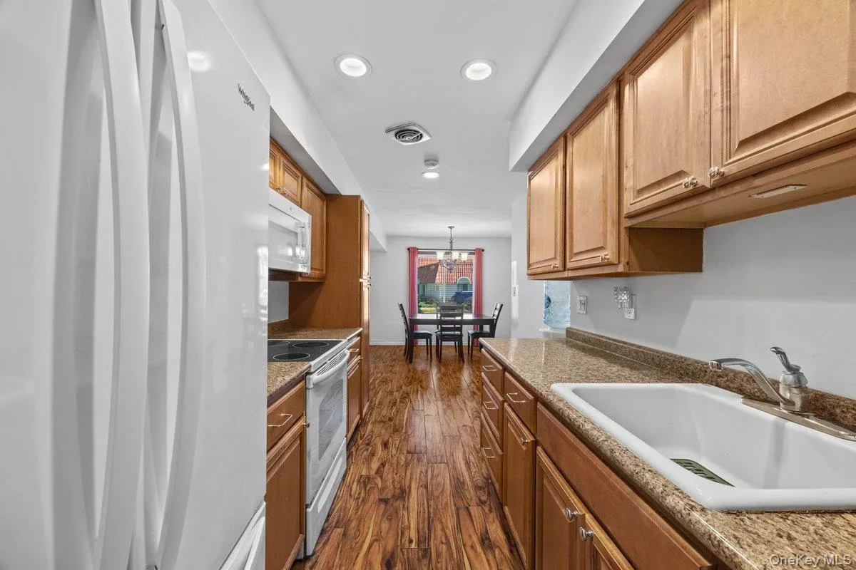 21 Alhambra Drive, Hempstead, NY, 2 Bedrooms Bedrooms, 5 Rooms Rooms,1 BathroomBathrooms,Residential,For Rent,Alhambra,0,1040224 21 Alhambra Drive, Hempstead, NY, 2 Bedrooms Bedrooms, 5 Rooms Rooms,1 BathroomBathrooms,Residential,For Rent,Alhambra,0,1040224