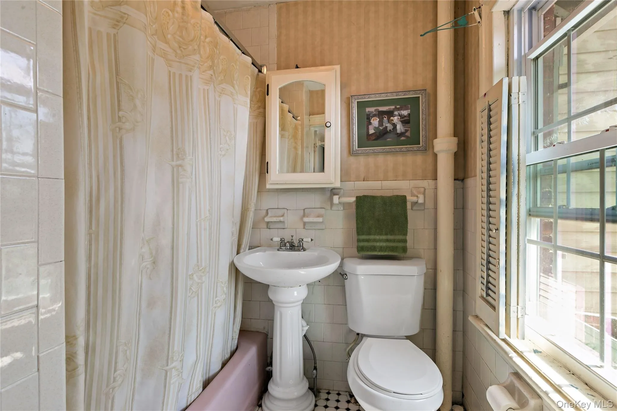 Bathroom on second level with tub/shower Bathroom on second level with tub/shower