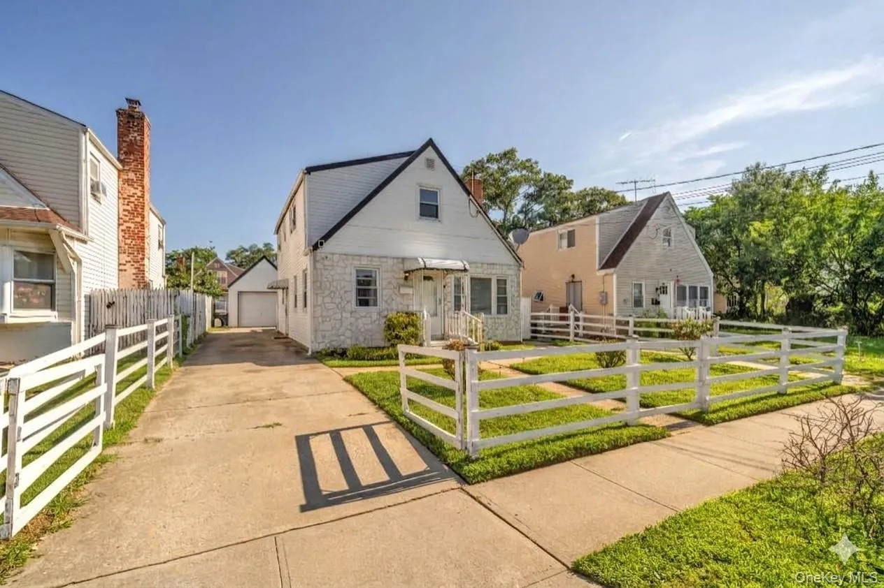 195 Alabama Avenue, Hempstead, NY, 4 Bedrooms Bedrooms, 8 Rooms Rooms,2 BathroomsBathrooms,Residential,For Rent,Alabama,0,1040234 195 Alabama Avenue, Hempstead, NY, 4 Bedrooms Bedrooms, 8 Rooms Rooms,2 BathroomsBathrooms,Residential,For Rent,Alabama,0,1040234