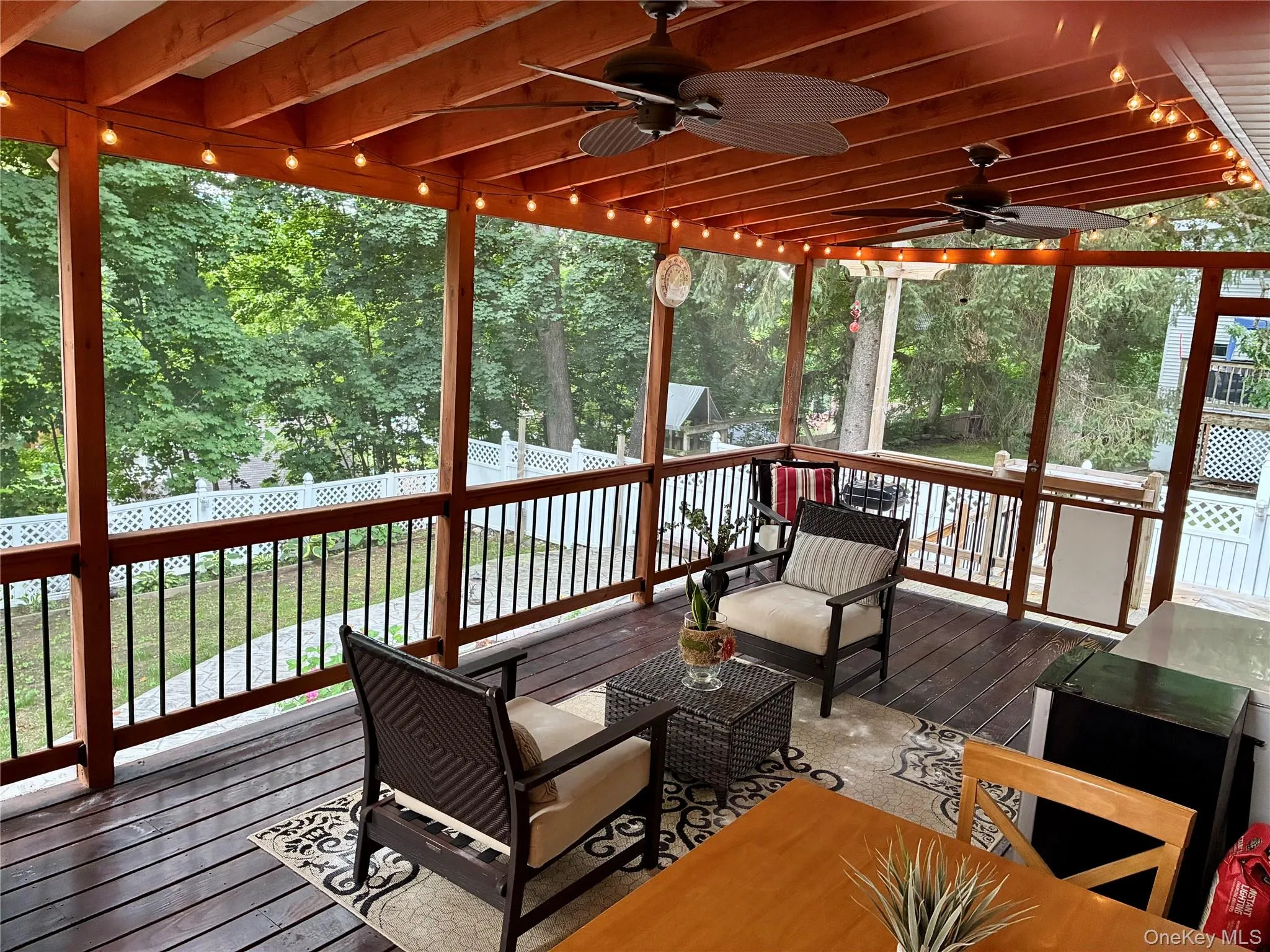 Large Screened in Porch with lights, ceiling fan, dog door. Large Screened in Porch with lights, ceiling fan, dog door.