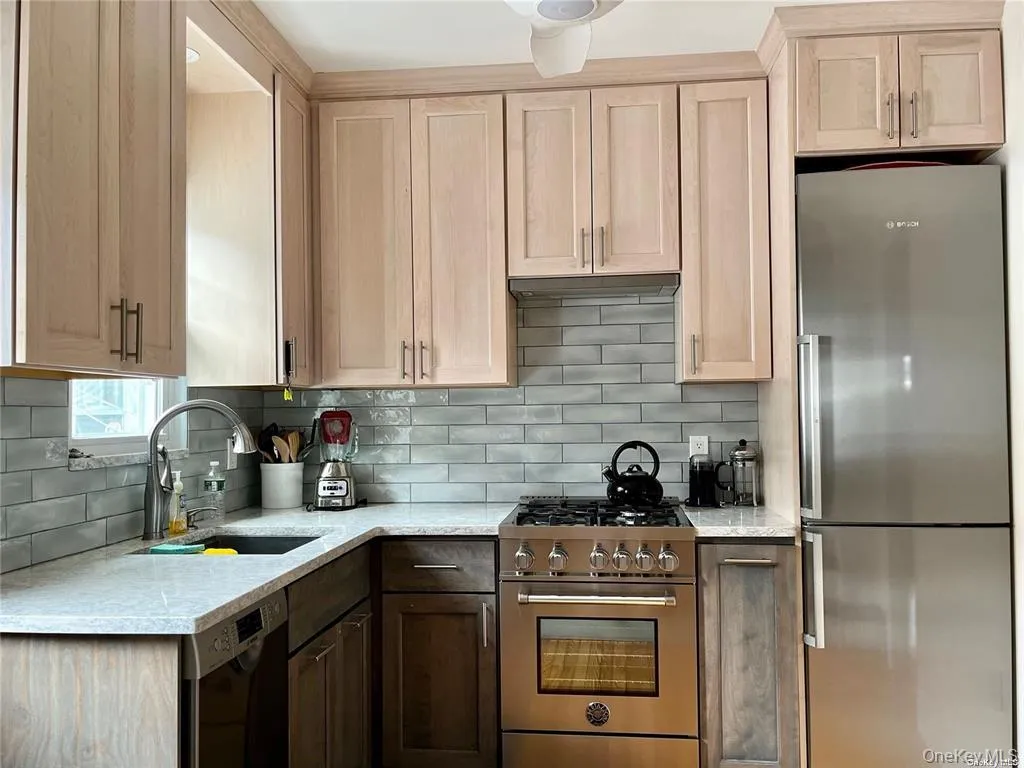 35 Oswego Avenue, Hempstead, NY, 3 Bedrooms Bedrooms, 6 Rooms Rooms,1 BathroomBathrooms,Residential Lease,For Rent,Oswego,0,1040264 35 Oswego Avenue, Hempstead, NY, 3 Bedrooms Bedrooms, 6 Rooms Rooms,1 BathroomBathrooms,Residential Lease,For Rent,Oswego,0,1040264