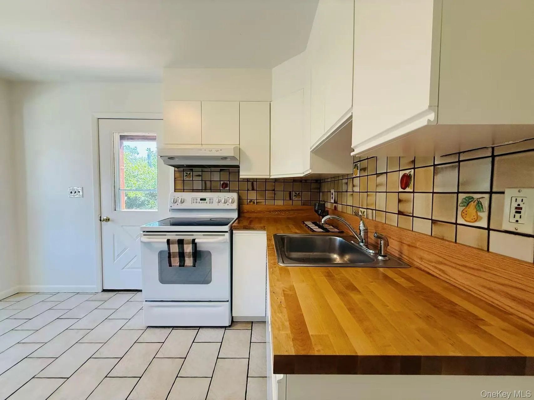 17 Mary Avenue, Carmel, NY, 3 Bedrooms Bedrooms, 6 Rooms Rooms,2 BathroomsBathrooms,Residential,For Rent,Mary,0,1040283 17 Mary Avenue, Carmel, NY, 3 Bedrooms Bedrooms, 6 Rooms Rooms,2 BathroomsBathrooms,Residential,For Rent,Mary,0,1040283