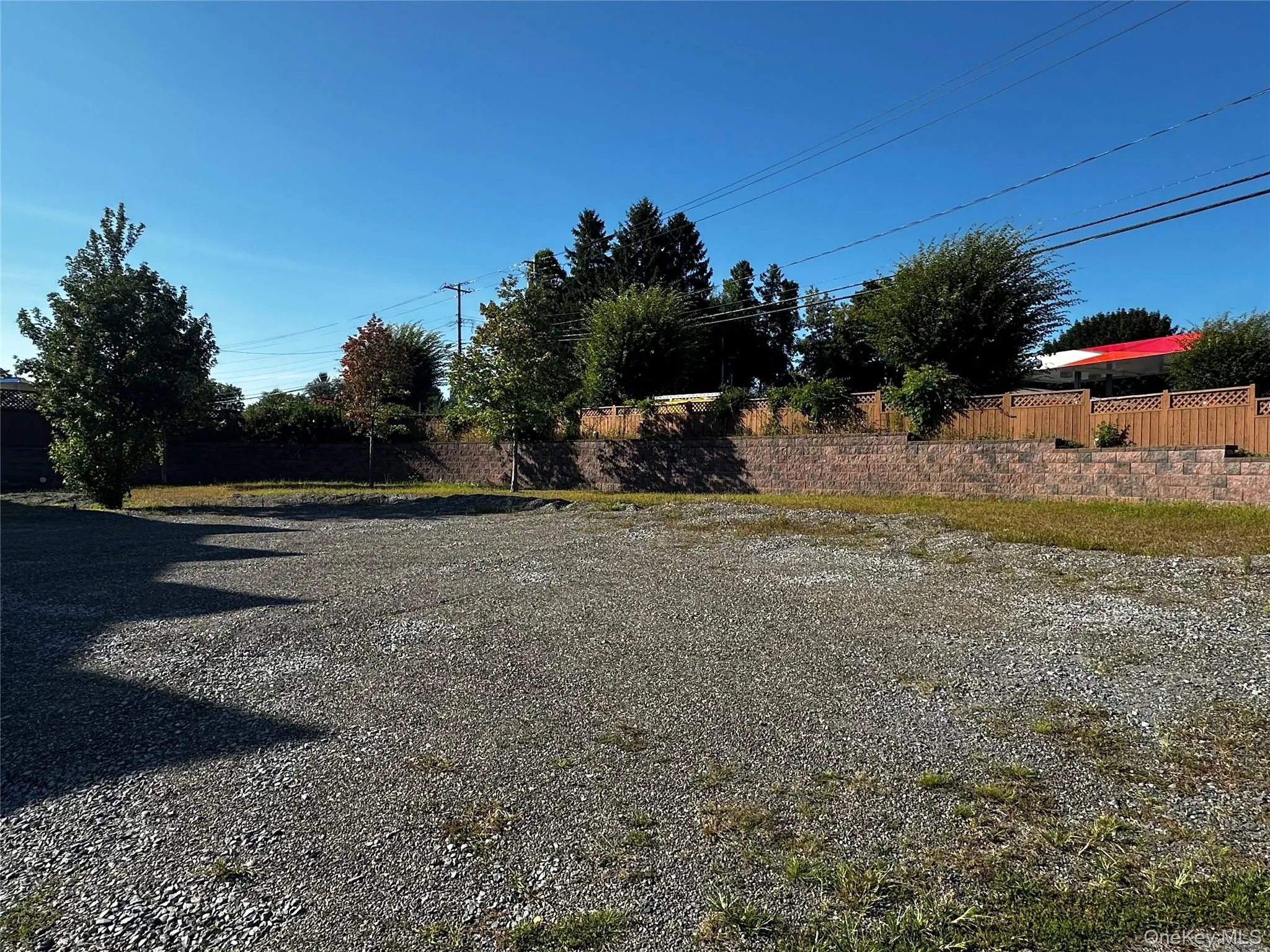 Front gravel area available for use by tenant. Add picnic tables, umbrellas, etc. Front gravel area available for use by tenant. Add picnic tables, umbrellas, etc.