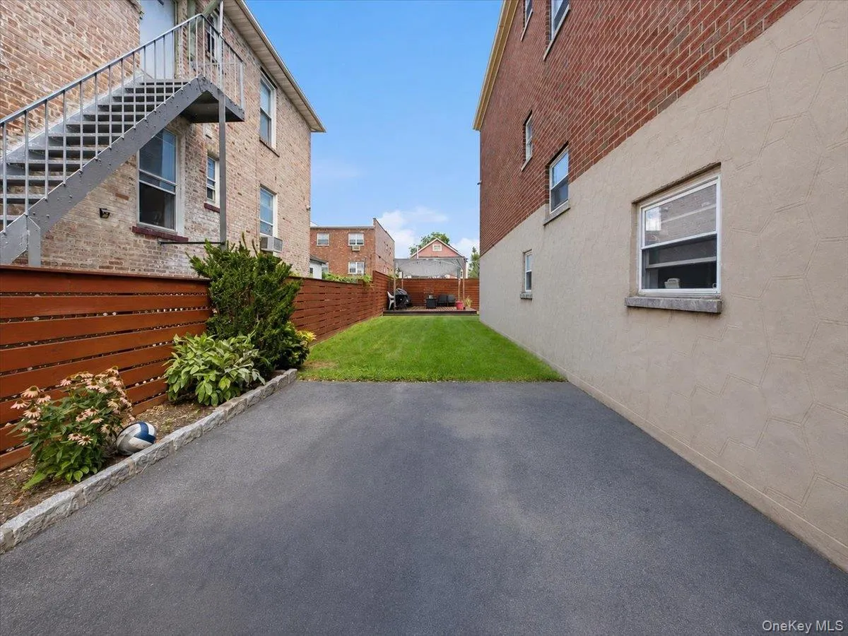 4024 Monticello Avenue, New York, NY, 3 Bedrooms Bedrooms, 6 Rooms Rooms,1 BathroomBathrooms,Residential Lease,For Rent,Monticello,0,1040320 4024 Monticello Avenue, New York, NY, 3 Bedrooms Bedrooms, 6 Rooms Rooms,1 BathroomBathrooms,Residential Lease,For Rent,Monticello,0,1040320