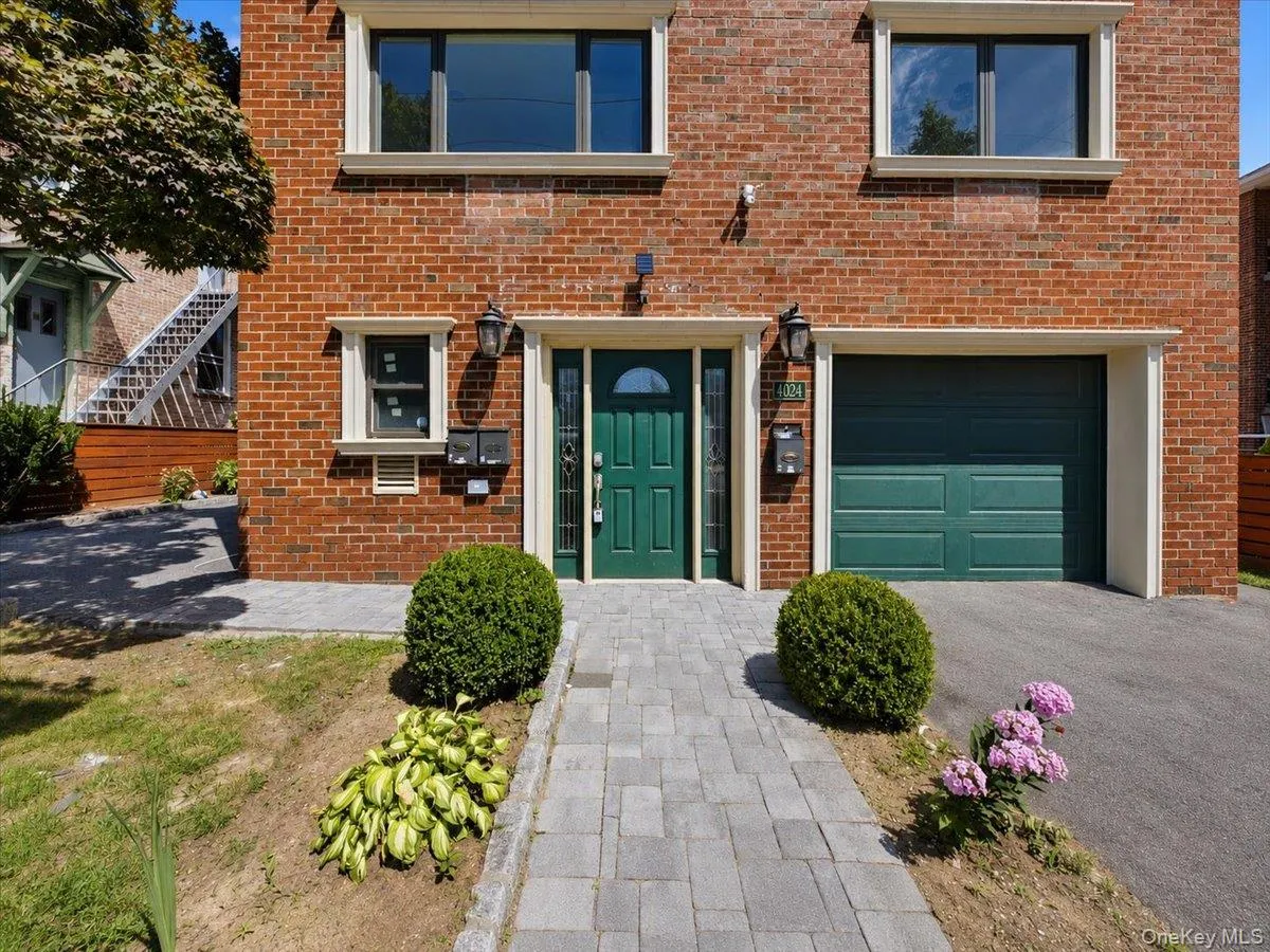 4024 Monticello Avenue, New York, NY, 3 Bedrooms Bedrooms, 6 Rooms Rooms,1 BathroomBathrooms,Residential Lease,For Rent,Monticello,0,1040320 4024 Monticello Avenue, New York, NY, 3 Bedrooms Bedrooms, 6 Rooms Rooms,1 BathroomBathrooms,Residential Lease,For Rent,Monticello,0,1040320