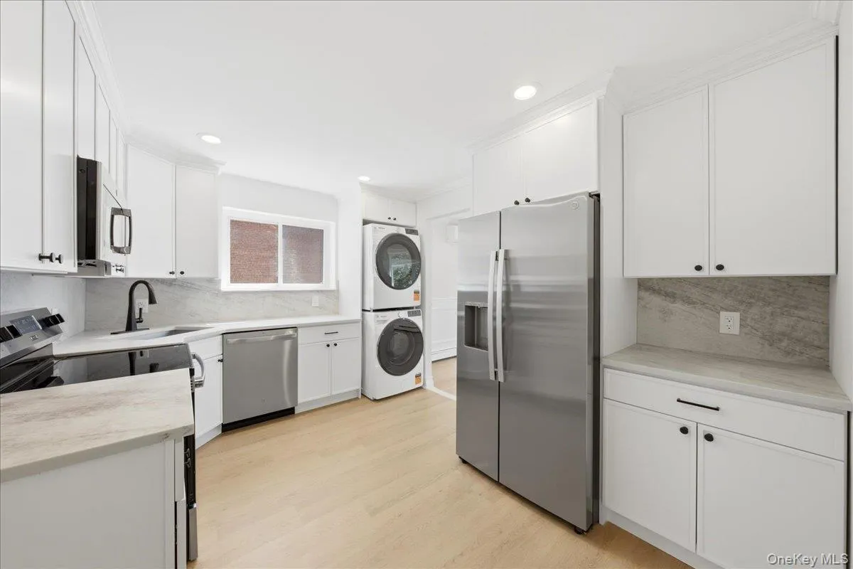 4024 Monticello Avenue, New York, NY, 3 Bedrooms Bedrooms, 6 Rooms Rooms,1 BathroomBathrooms,Residential Lease,For Rent,Monticello,0,1040320 4024 Monticello Avenue, New York, NY, 3 Bedrooms Bedrooms, 6 Rooms Rooms,1 BathroomBathrooms,Residential Lease,For Rent,Monticello,0,1040320