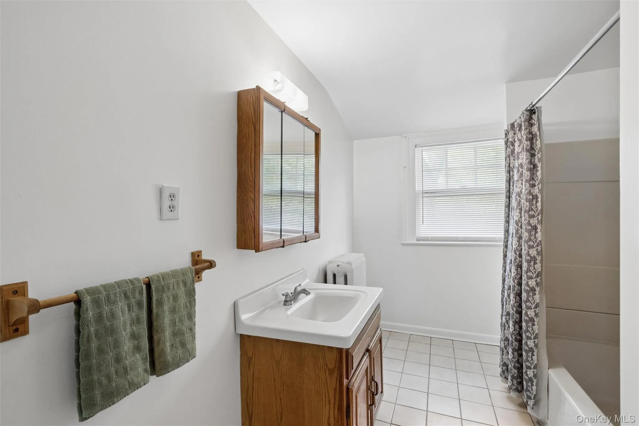 208A Wheatley Road, Oyster Bay, NY, 3 Bedrooms Bedrooms, 6 Rooms Rooms,1 BathroomBathrooms,Residential Lease,For Rent,Wheatley,0,1040325 208A Wheatley Road, Oyster Bay, NY, 3 Bedrooms Bedrooms, 6 Rooms Rooms,1 BathroomBathrooms,Residential Lease,For Rent,Wheatley,0,1040325