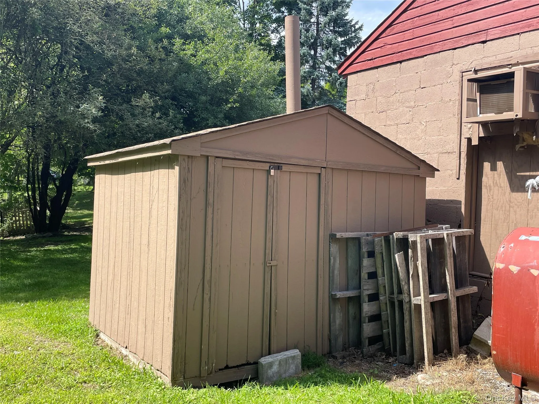 Storage Shed not included in Garage lease. Storage Shed not included in Garage lease.
