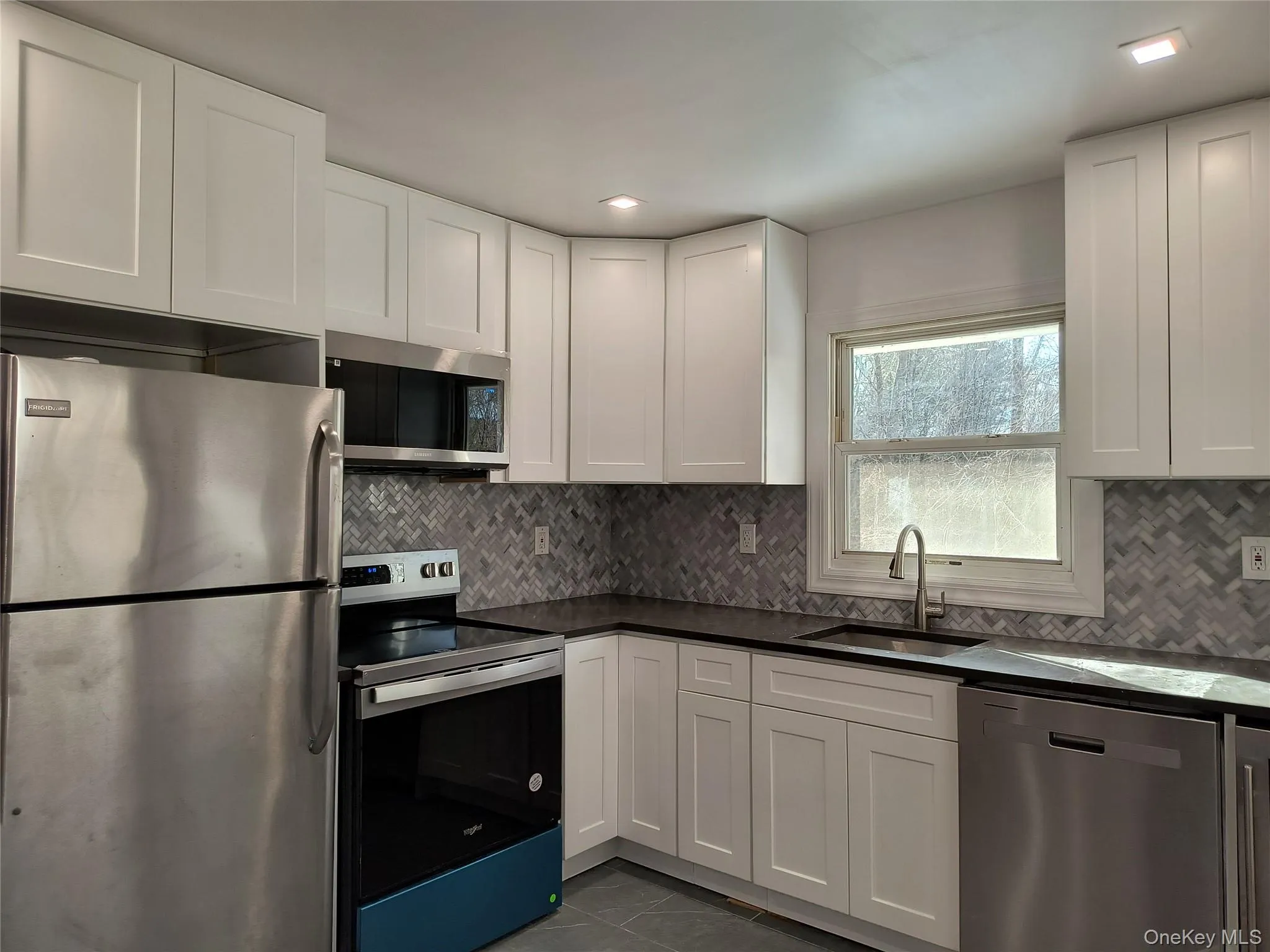 Lovely kitchen even has a wine cooler! Lovely kitchen even has a wine cooler!