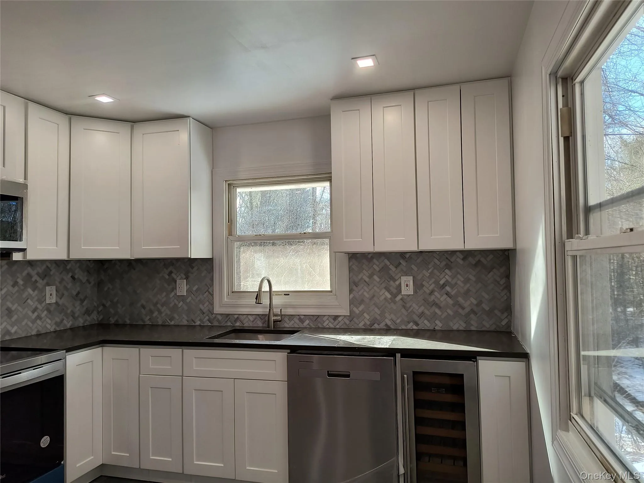 Notice the recessed lighting! Notice the recessed lighting!