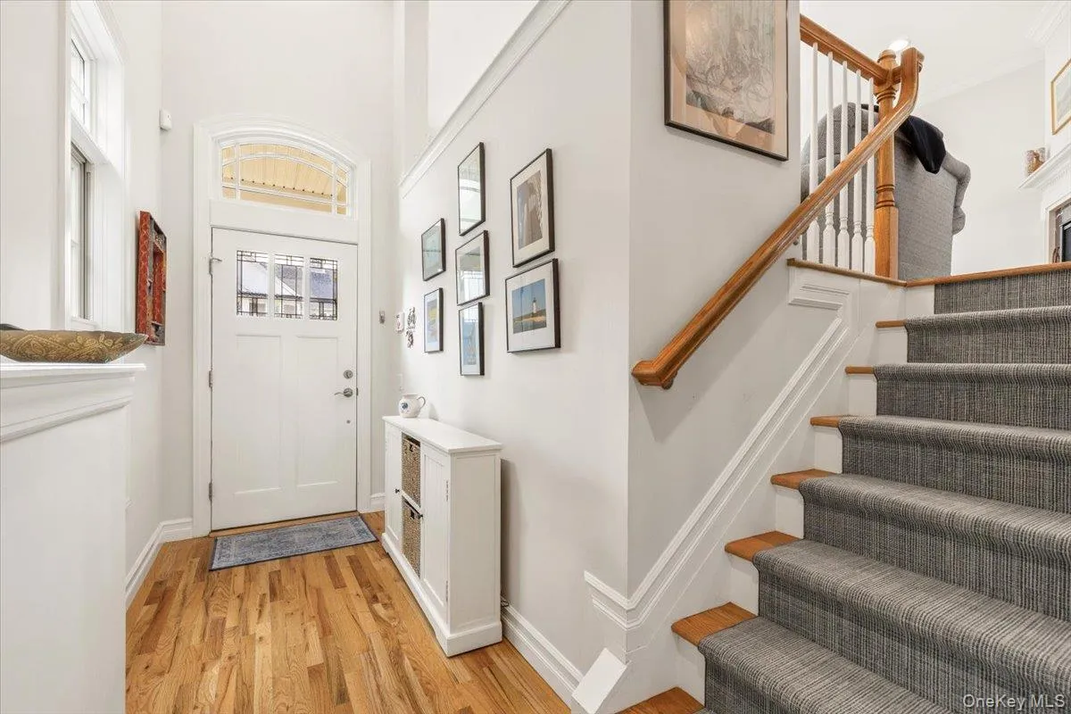 Welcoming entry foyer Welcoming entry foyer