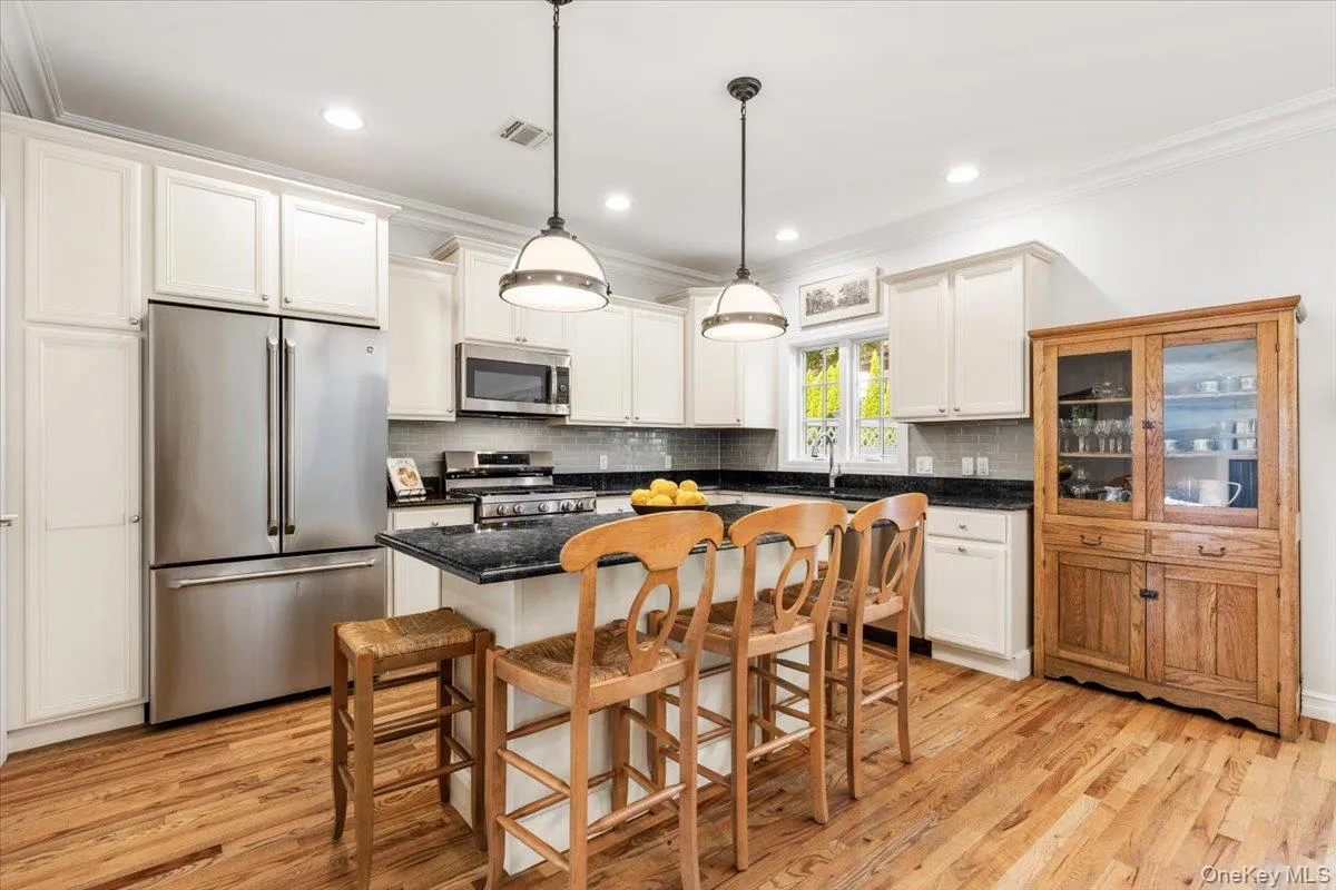 Spacious eat-in kitchen with center island Spacious eat-in kitchen with center island