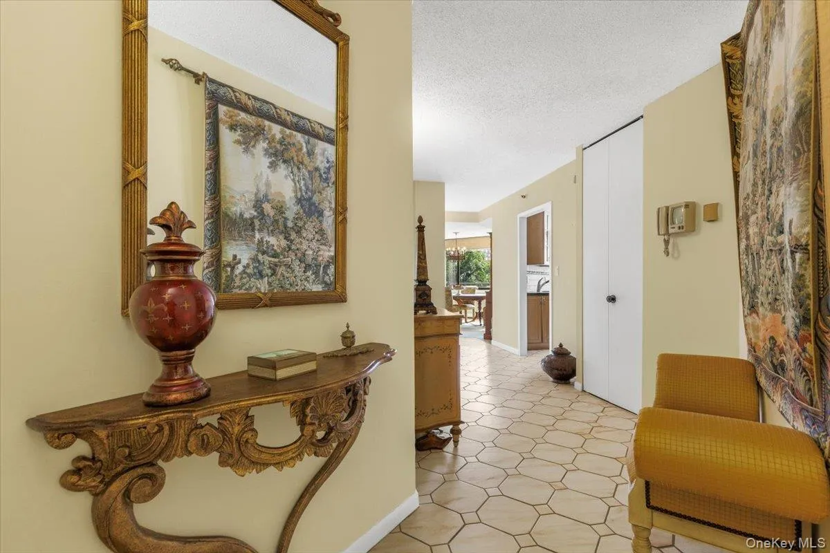 Welcoming tiled entry foyer Welcoming tiled entry foyer