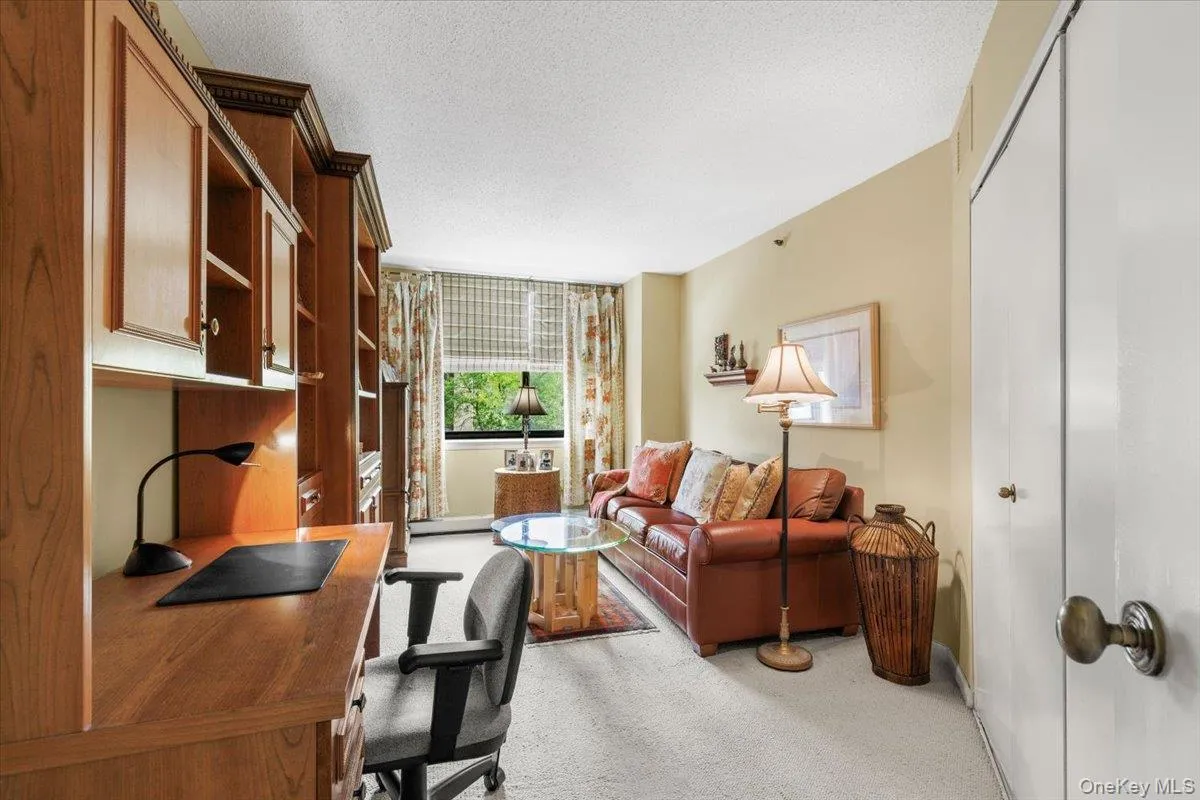 Versatile 2nd bedroom / ideal home office Versatile 2nd bedroom / ideal home office