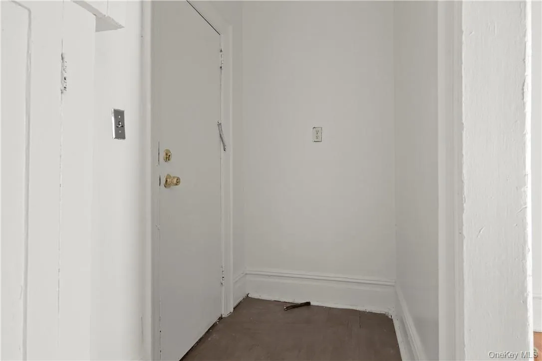 Additional entrance with storage space Additional entrance with storage space
