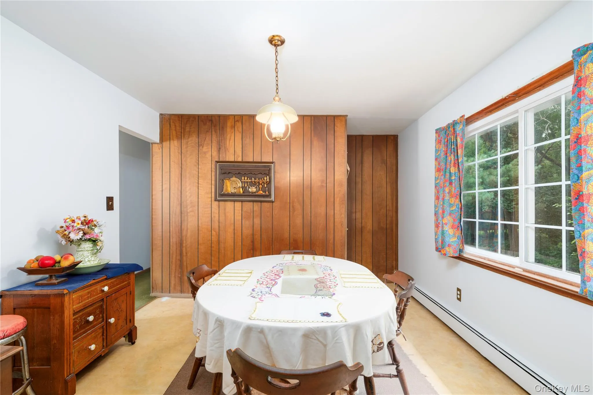 Spacious dining room, hardwood floors. Spacious dining room, hardwood floors.