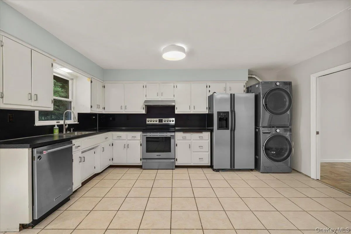 Kitchen with Washer/Dryer Kitchen with Washer/Dryer
