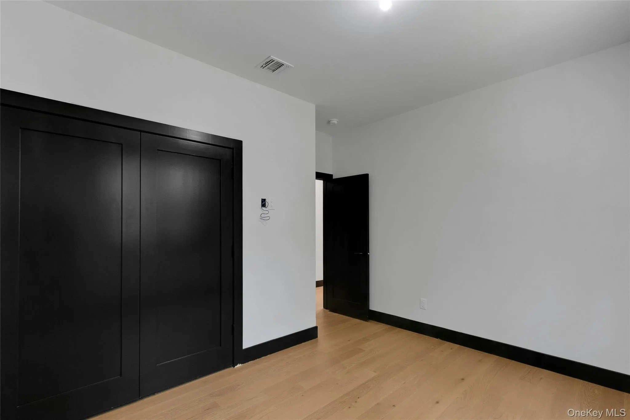1ST BEDROOM 1ST BEDROOM