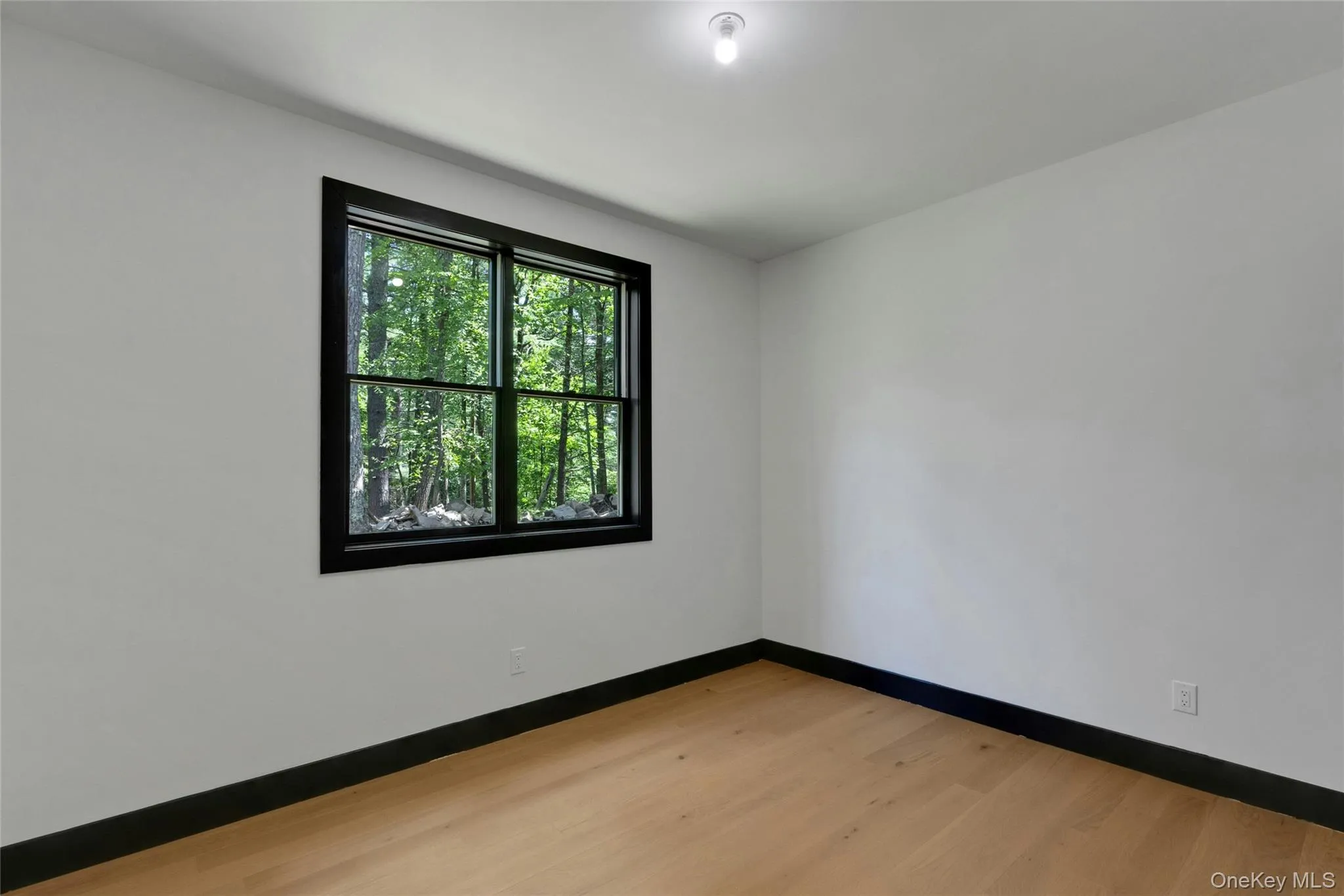 1ST BEDROOM 1ST BEDROOM