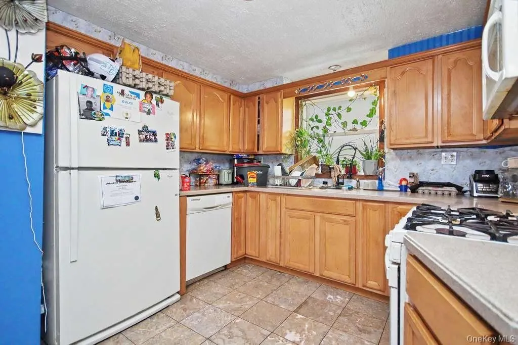 Kitchen (microwave not included) Kitchen (microwave not included)