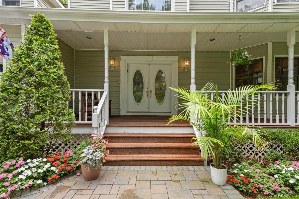 Front Entrance & Porch Front Entrance & Porch