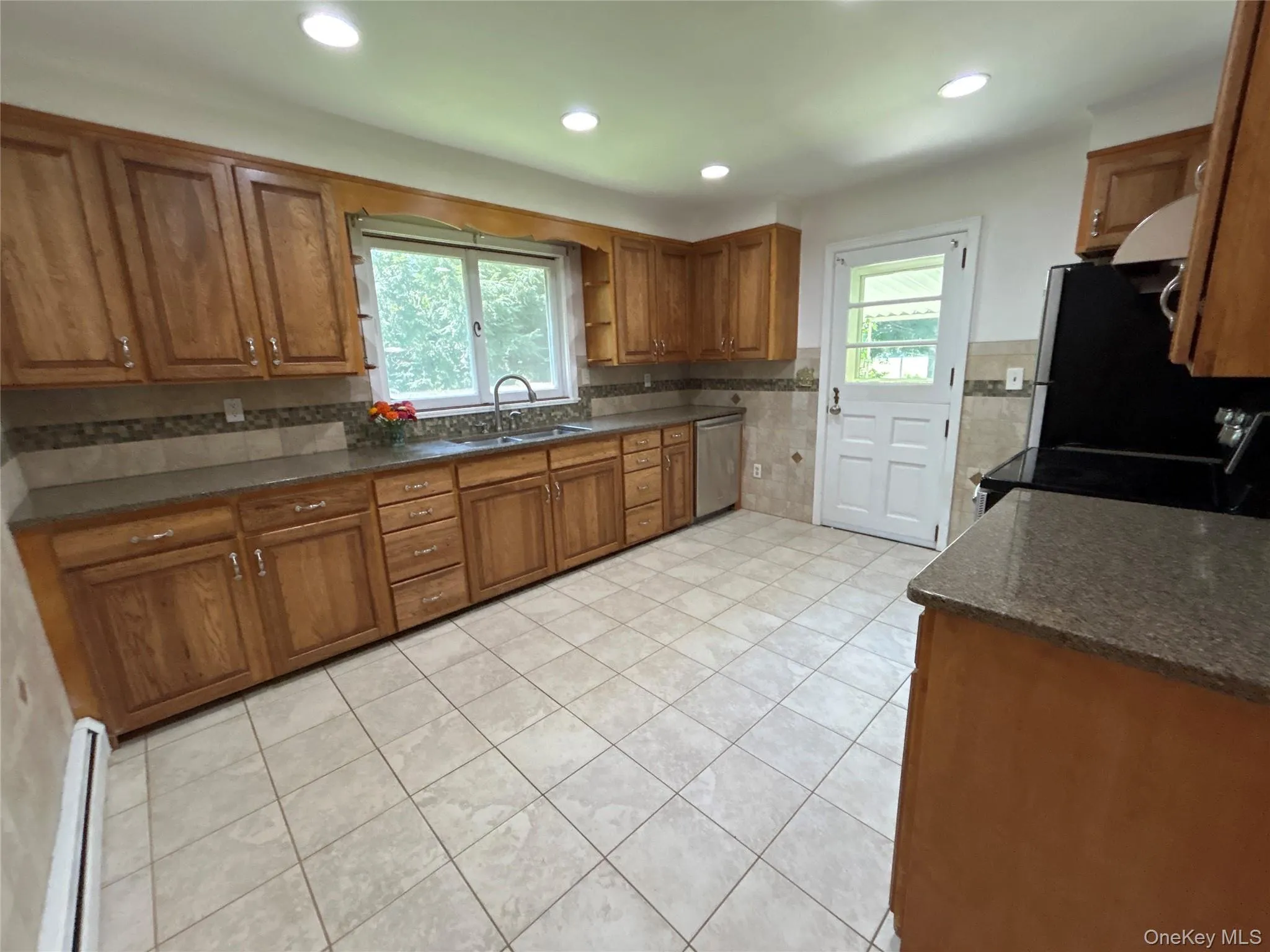 Spacious kitchen for the chef. Great counter space and plenty of storage Spacious kitchen for the chef. Great counter space and plenty of storage